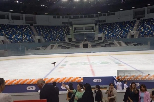 В Баку открылась ледовая арена - ФОТО